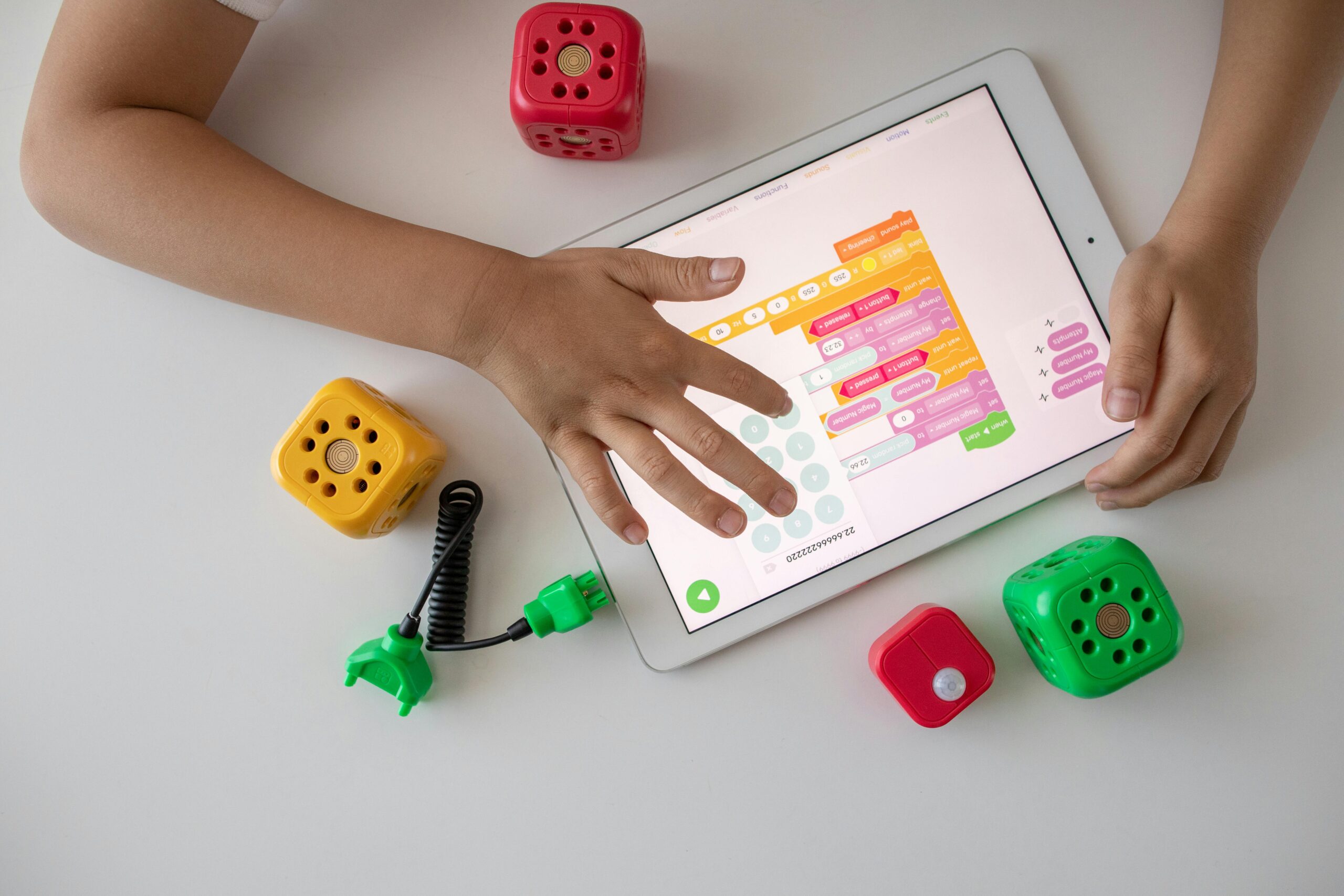 Hands-on coding with tablet and cubes